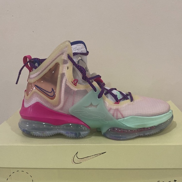 Lebron XIX Valentines Day - Picture 6 of 8